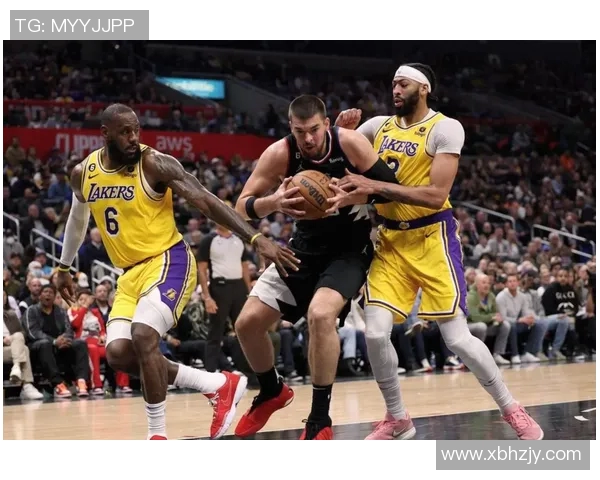 快船与湖人对决引发热议球迷热情高涨期待精彩表现